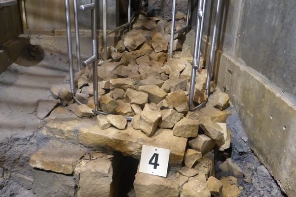 Bottom of the visiting gallery showing the cross-section of the qanat after the fault. The metal structure symbolises the location of the P5 and the gallery digging into the stone. 