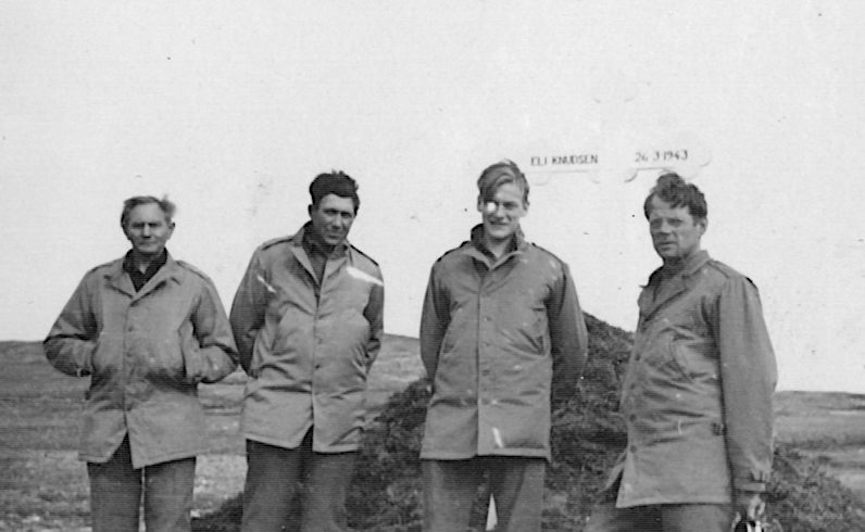 From left: Sledge patrol members Bernt Jensen, Alfred Hansen, Kurt Olsen, and Niels Ove Jensen at Eli Knudsen’s grave.