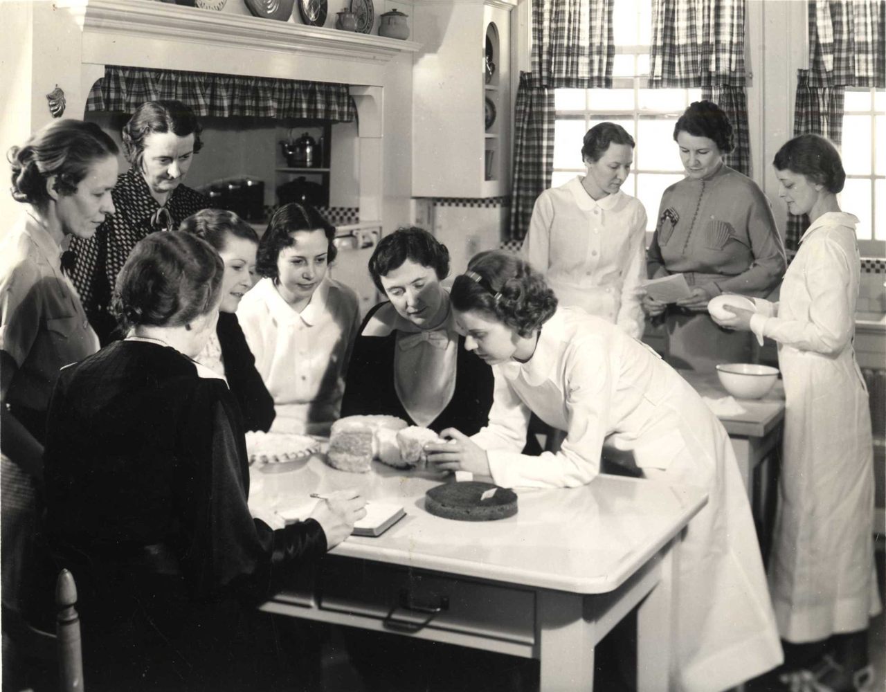 A packed Betty Crocker test kitchen in 1935. 